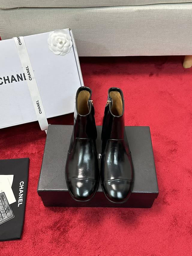 厂价 Chane* ｜小香22Ss秋冬新品短靴 简约小圆头设计 鞋型非常赞 帅气与舒适度于一体的单品 鞋筒链条双c 点缀 优雅高级！ 细节工艺都无可挑剔的了！